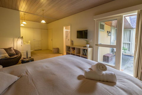 Cygnet, Studio On Sturt - Great Ocean Road Tourism 0