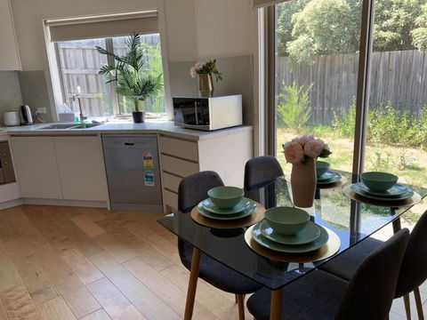 Delicate And Peaceful Bundoora Townhouse 11-R2 - Great Ocean Road Tourism 2