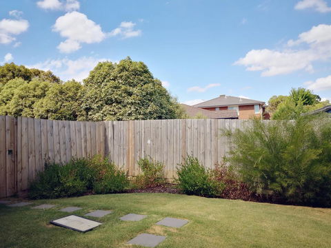 Delicate And Peaceful Bundoora Townhouse 20-R3 - Great Ocean Road Tourism 1