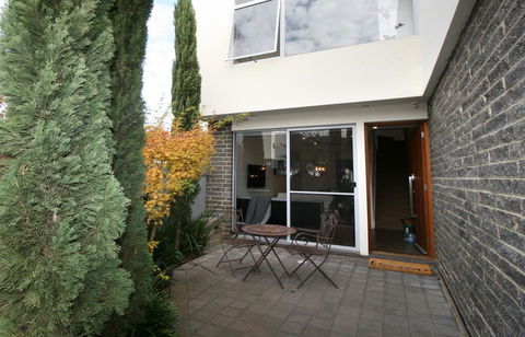 EROS City Fringe - Wifi, Wine, Netflix, Pets OK And Park Views! - Great Ocean Road Tourism 3