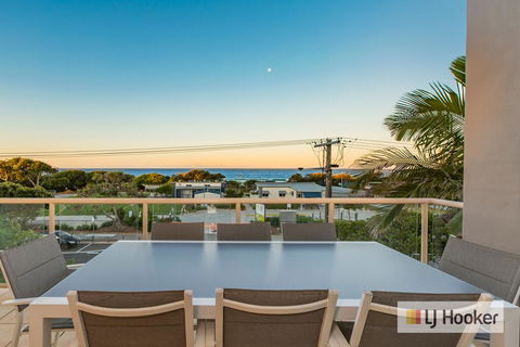 EXCLUSIVE OCEAN VIEW PENTHOUSE ON MARINE PARADE - Great Ocean Road Tourism 0