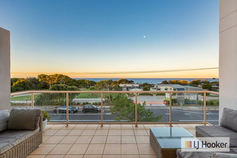 EXCLUSIVE OCEAN VIEW PENTHOUSE ON MARINE PARADE - Great Ocean Road Tourism 3