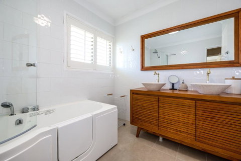 Fabulously Presented Family Retreat On Bribie Island - Great Ocean Road Tourism 3