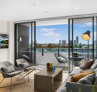 Family Unit with Parking Balcony Pool near Beach - Great Ocean Road Tourism