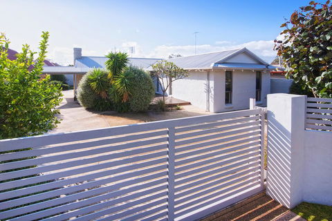 GIFFORD HOUSE - Great Ocean Road Tourism 0