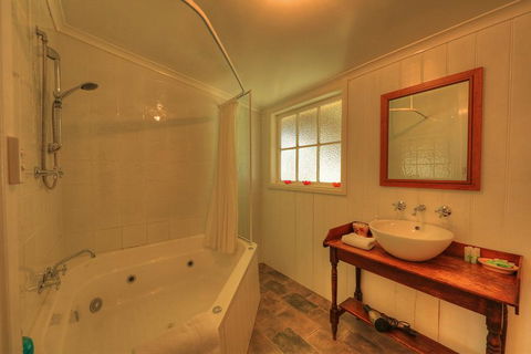 Grace's Spa Cottage - Great Ocean Road Tourism 3