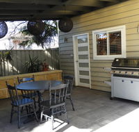 Guesthouse with Pool  BBQ - 10 kms from CBD - Great Ocean Road Tourism