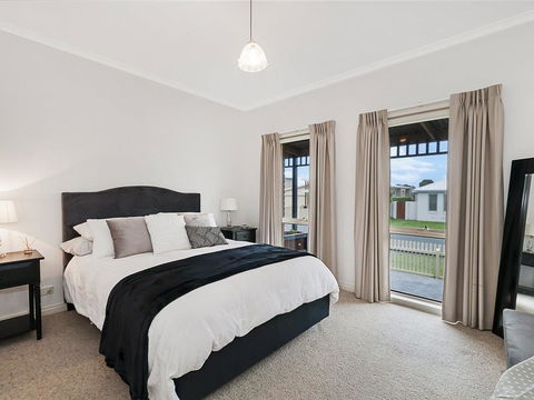 GUILDFORD COTTAGE - Great Ocean Road Tourism 0