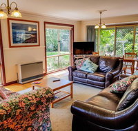 GUMS  ROSES - Family home in the heart of town. - Great Ocean Road Tourism
