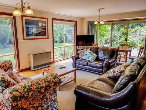 GUMS & ROSES - Family Home In The Heart Of Town. - Great Ocean Road Tourism 0