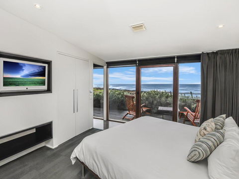 HEARN'S BEACHSIDE VILLA 1 - Great Ocean Road Tourism 3