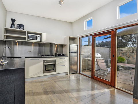 HEARN'S BEACHSIDE VILLA 1 - Great Ocean Road Tourism 2