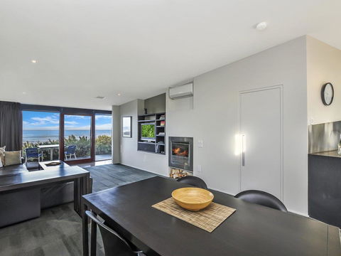 HEARN'S BEACHSIDE VILLA 1 - Great Ocean Road Tourism 1