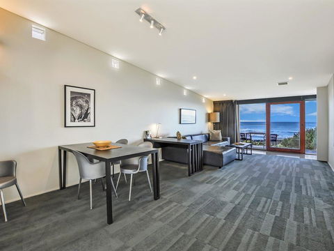 HEARN'S BEACHSIDE VILLA 2 - Great Ocean Road Tourism 2