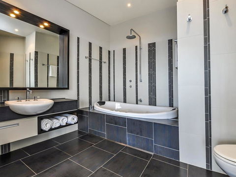 HEARN'S BEACHSIDE VILLA 3 - Great Ocean Road Tourism 3