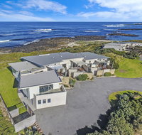HEARN'S BEACHSIDE VILLA 3 - Great Ocean Road Tourism