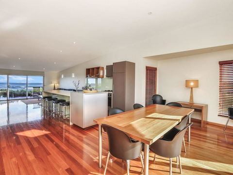 HEARN'S BEACHSIDE VILLA 7 - Great Ocean Road Tourism 2