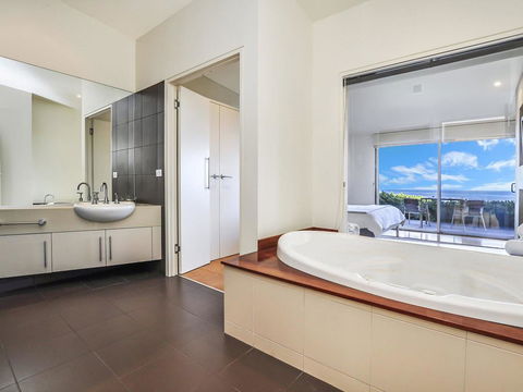 HEARN'S BEACHSIDE VILLA 7 - Great Ocean Road Tourism 1