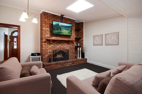 Historic Central Cottage In Warrnambool - Great Ocean Road Tourism 1