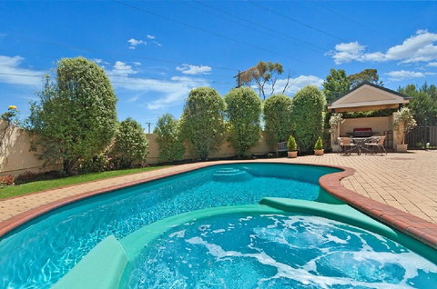 Hopkins House Motel & Apartments - Great Ocean Road Tourism 1