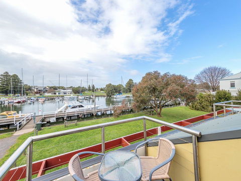 JOHANSSON'S PERCH No. 1 - Great Ocean Road Tourism 3