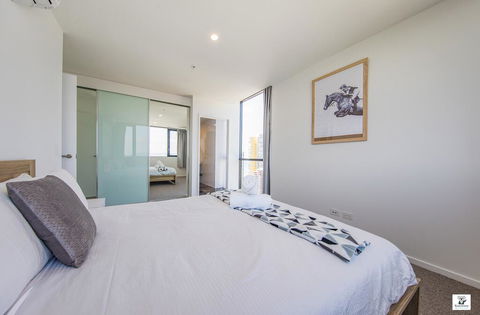 KOZYGURU BROADBEACH AMAZING VIEW 2 BED APT + FREE PARKING WALK TO BEACH QBR004 - Great Ocean Road Tourism 2