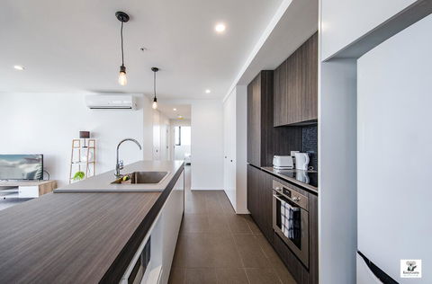 KOZYGURU BROADBEACH AMAZING VIEW 2 BED APT + FREE PARKING WALK TO BEACH QBR004 - Great Ocean Road Tourism 3