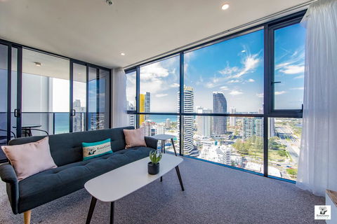 KOZYGURU BROADBEACH AMAZING VIEW 2 BED APT + FREE PARKING WALK TO BEACH QBR004 - Great Ocean Road Tourism 0
