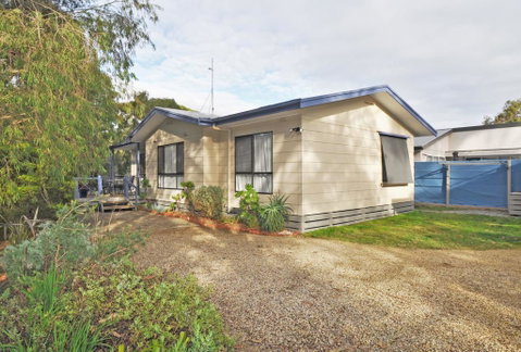 KYEEMA - FREE WIFI & NETFLIX - PET FRIENDLY (OUTSIDE ONLY) - Great Ocean Road Tourism 0
