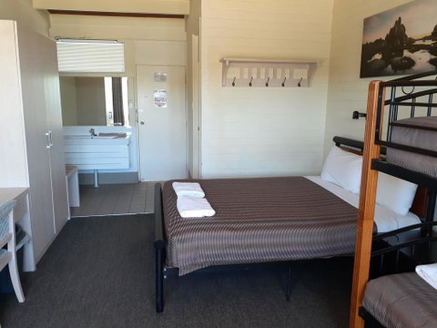Lake Jindabyne Hotel - Great Ocean Road Tourism 3