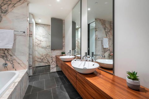 Lake Views, Central CBD Location//FREE WIFI+NETFLIX - Great Ocean Road Tourism 3