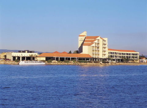 Lakes Hotel - Great Ocean Road Tourism 0