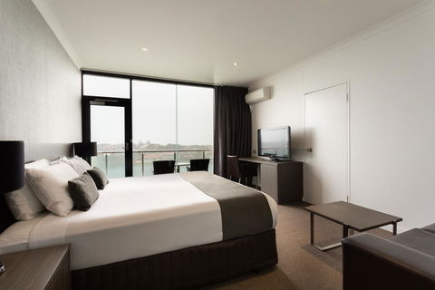 Lakes Hotel - Great Ocean Road Tourism 3