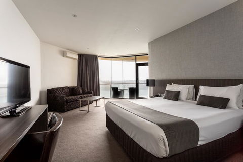Lakes Hotel - Great Ocean Road Tourism 1
