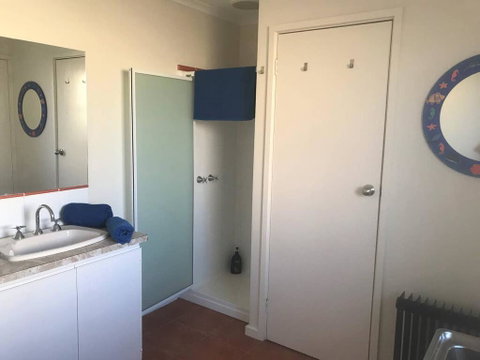Laneway Bungalow 1 Bedroom Complete Unit East G - Great Ocean Road Tourism 3