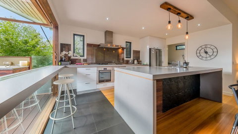 LUXURY BY THE SEA - CLOSE TO THE BEACH - Great Ocean Road Tourism 3
