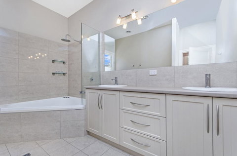 Merri Place - Great Ocean Road Tourism 3