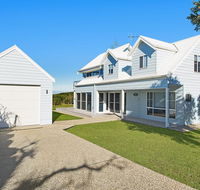 Middle Rock Beach House - Beach Front Lake Cathie - Great Ocean Road Tourism