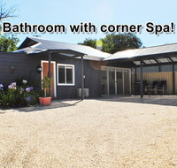 MODERN  LUXURIOUS WITH SPA BATH - Great Ocean Road Tourism