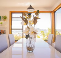 Moonah House-10 mins to CBD  MONA 4BR 2 BATH great view park 3 cars sleep 11 king bed en-suite - Great Ocean Road Tourism