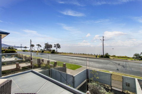 Nautilus 1 Luxury Retreat - Modern Beachfront Townhouse, WiFi, Water Views - Great Ocean Road Tourism 1