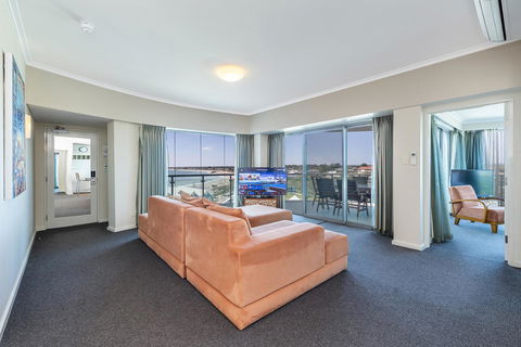 A 406 FANTASTIC OCEAN BEACH And MARINA VIEW APT - MANDURAH - Great Ocean Road Tourism 0