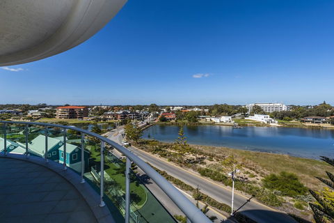 A 406 FANTASTIC OCEAN BEACH And MARINA VIEW APT - MANDURAH - Great Ocean Road Tourism 11