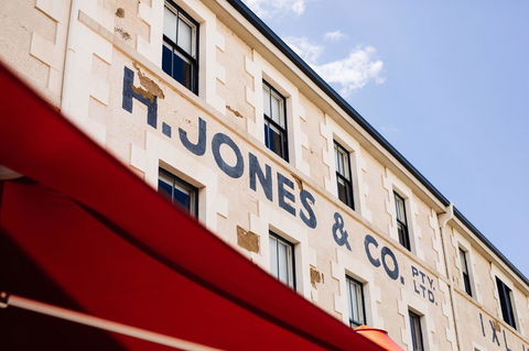 The Henry Jones Art Hotel - Great Ocean Road Tourism 0