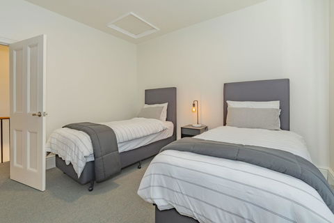 4 Bedroom House - Hobart CBD - Free Parking - Free WIFI - Great Ocean Road Tourism 13