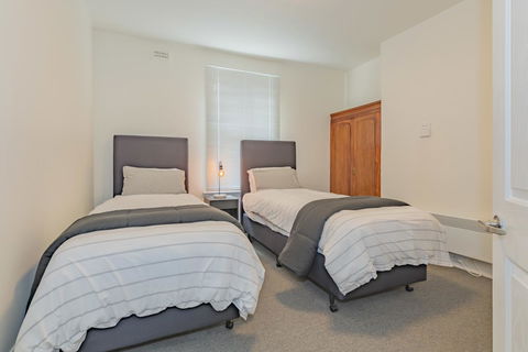 4 Bedroom House - Hobart CBD - Free Parking - Free WIFI - Great Ocean Road Tourism 3
