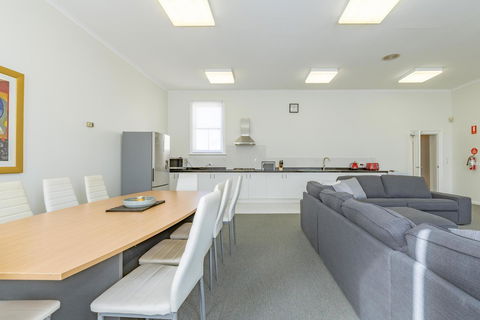 4 Bedroom House - Hobart CBD - Free Parking - Free WIFI - Great Ocean Road Tourism 16