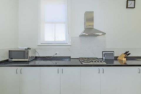 4 Bedroom House - Hobart CBD - Free Parking - Free WIFI - Great Ocean Road Tourism 8