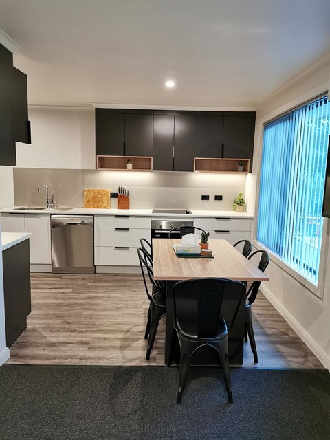 Youngtown Executive Apartments - 2BR Included, Free Parking & Wifi, Sofa Bed & Cot Fee Applies - Great Ocean Road Tourism 2