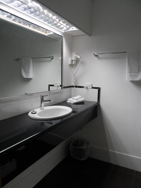 Commodore Regent - Great Ocean Road Tourism 8